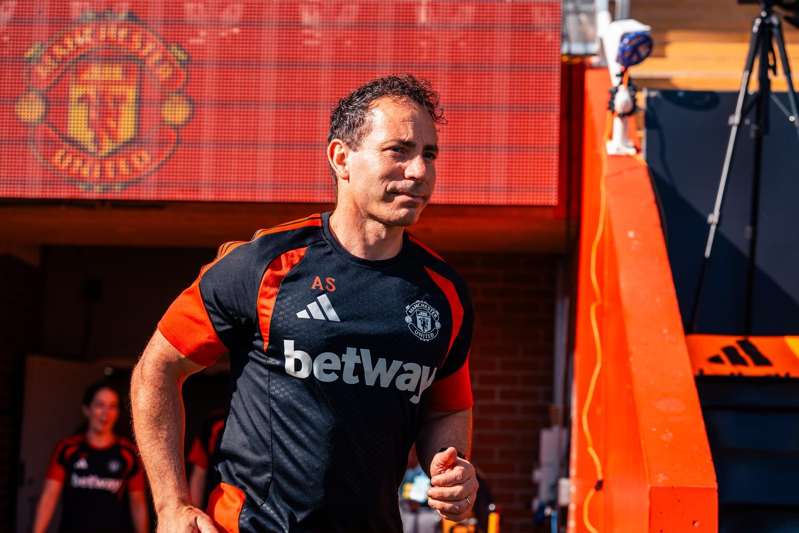 Al Stewart coming out of the tunnel with Manchester United